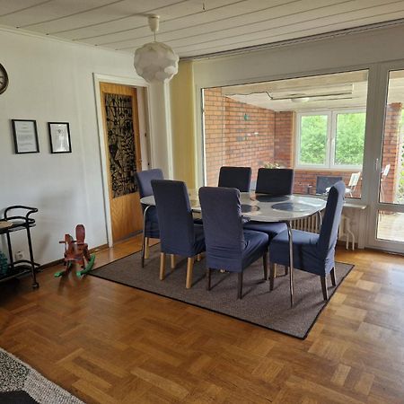 Villa Med Egen Parkering. Moejlighet Att Boka Fran 1 Och Upp Till 5 Personer. Örebro Zewnętrze zdjęcie