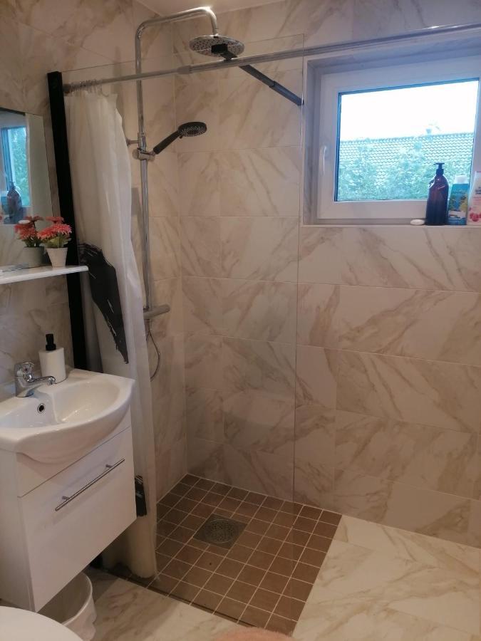 Villa Med Egen Parkering. Moejlighet Att Boka Fran 1 Och Upp Till 5 Personer. Örebro Zewnętrze zdjęcie