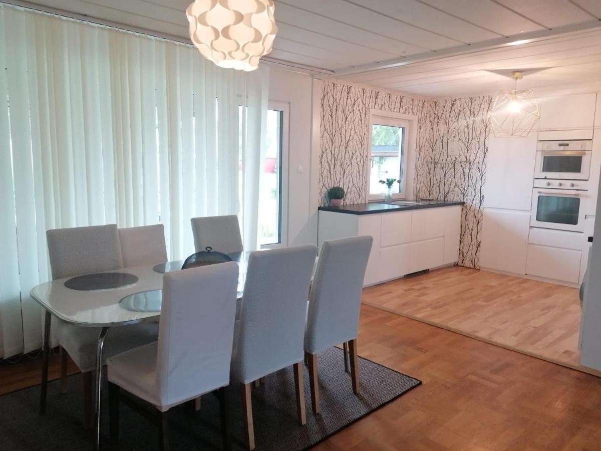 Villa Med Egen Parkering. Moejlighet Att Boka Fran 1 Och Upp Till 5 Personer. Örebro Zewnętrze zdjęcie