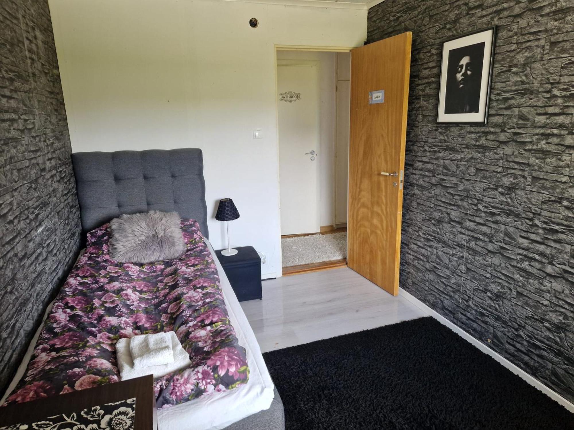 Villa Med Egen Parkering. Moejlighet Att Boka Fran 1 Och Upp Till 5 Personer. Örebro Zewnętrze zdjęcie